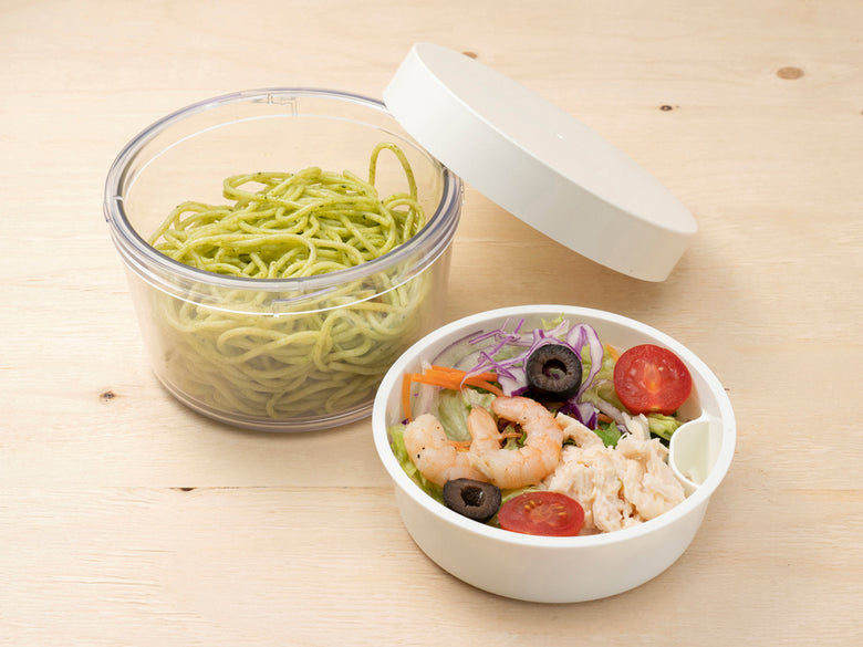 ジェルクール roundランチボックスに入った野菜、パスタ、果物などの食事