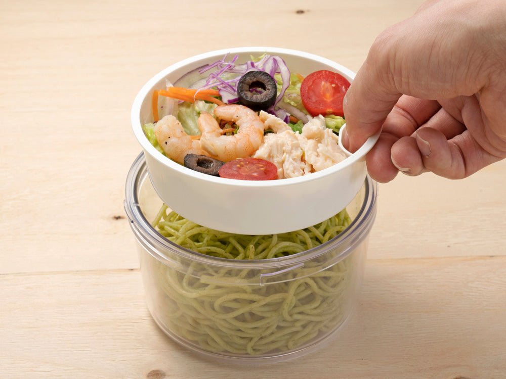 保冷剤機能付き蓋の【GEL-COOL/ジェルクール】ランチボックスに、野菜や果物などの食材が詰められています