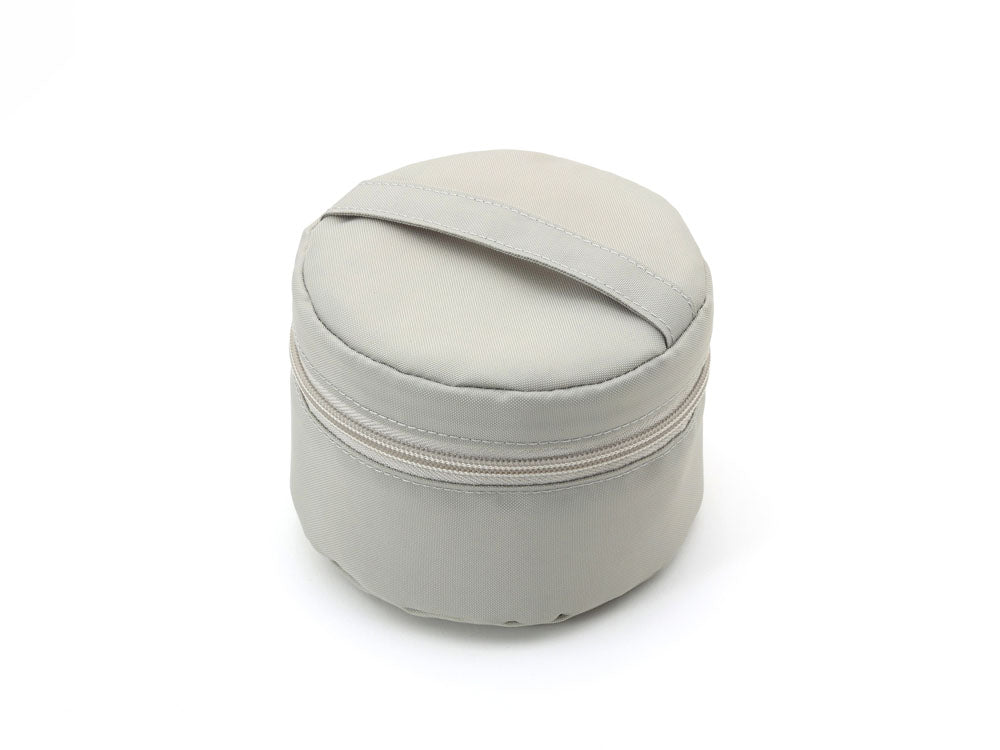 GEL-COOLジェルクール蓋が保冷剤に変わるラウンド型ランチボックス。レザー調のジッパー付きデザイン。