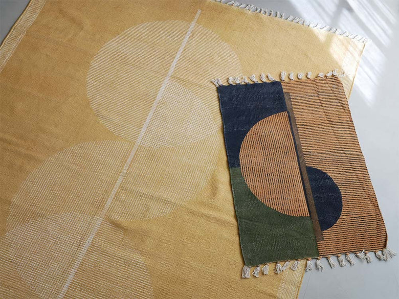 アデペシュ マニエール コットン100％の黄色と茶色の織りラグ。手作りの柔らかなテキスタイルマット