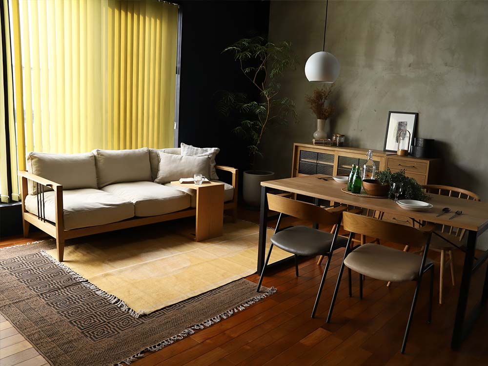 アデペシュ マニエール コットンラグが木製床に敷かれた明るいダイニングルームで、テーブルや照明と調和したインテリアを演出しています