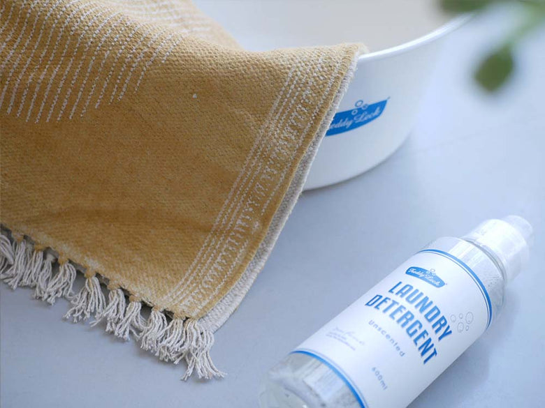 ラベル付きプラスチック製個人用ケア液体ボトル