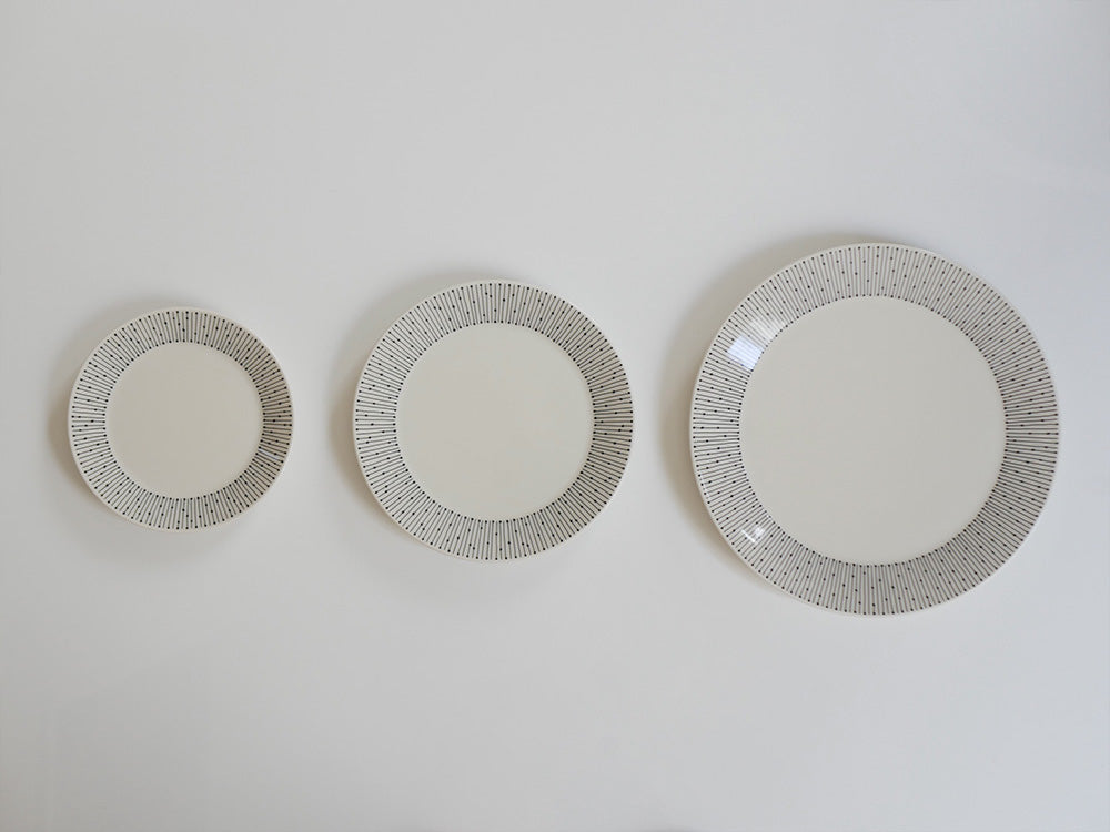 アラビアのマイニオプレート、銀色の金属装飾が施された楕円形の磁器皿