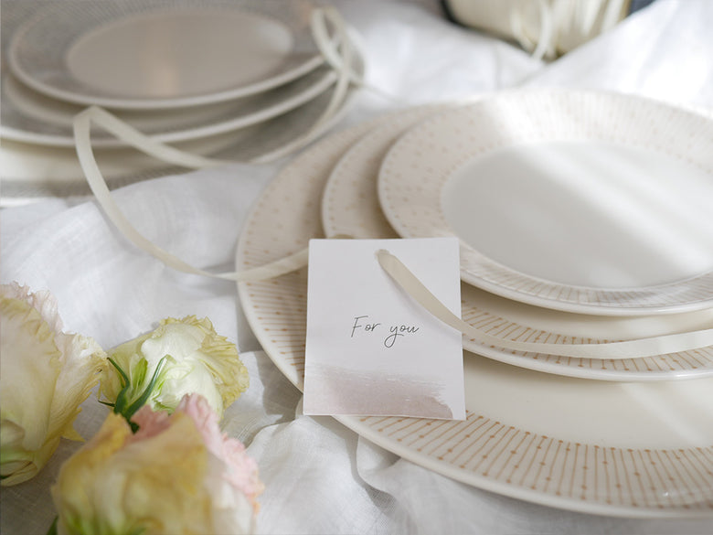 アラビアマイニオシリーズのベージュ色磁器プレート、150周年記念特別バックスタンプ入り