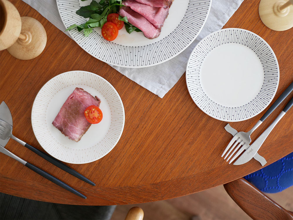 アラビアの磁器製マイニオプレート。ベージュ色で15cm、19cm、25cmの各サイズが並んでいる