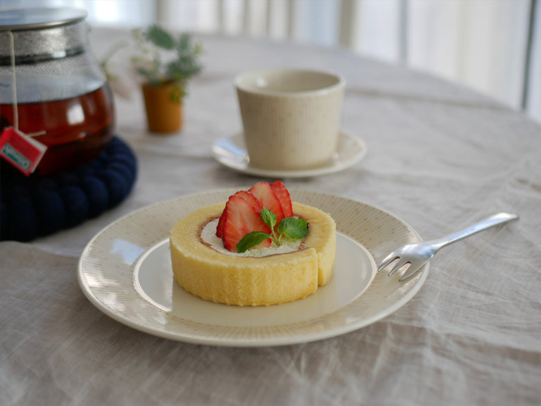 アラビア製マイニオプレートにチーズケーキと新鮮な果物が美しく盛り付けられた様子