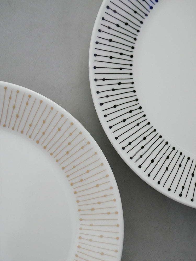 アラビア製マイニオプレートのディナーウェアセット。15cm、19cm、25cmの白磁プレートが整然と並んでいる