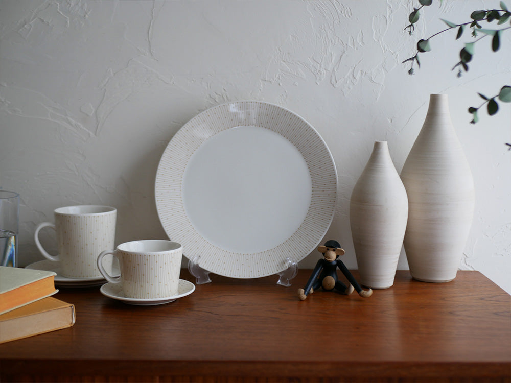 アラビア【マイニオ】のベージュ色磁器プレート。150周年記念のバックスタンプが入っており、15cm、19cm、25cmのサイズが揃っています。ルーマニア製でフリーザ、電子レンジ、オーブン、食洗機対応。