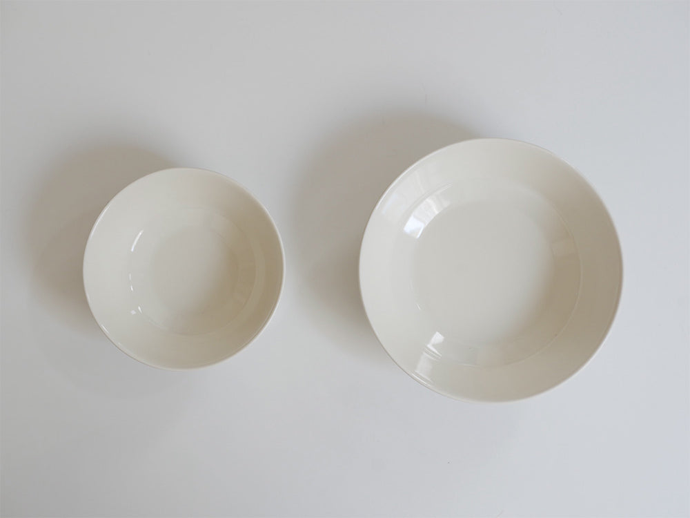 アラビア製ベージュの磁器マイニオボウルとプレートのセット