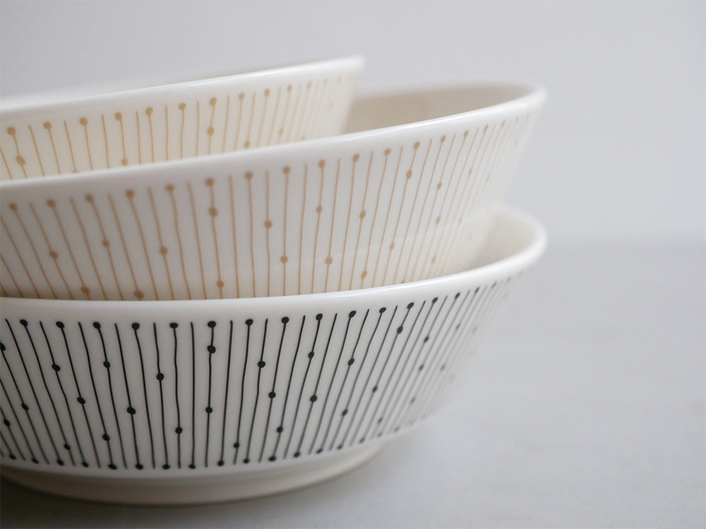 アラビアのマイニオボウル、ベージュ色の磁器製ボウルが異なるサイズで並んでいる