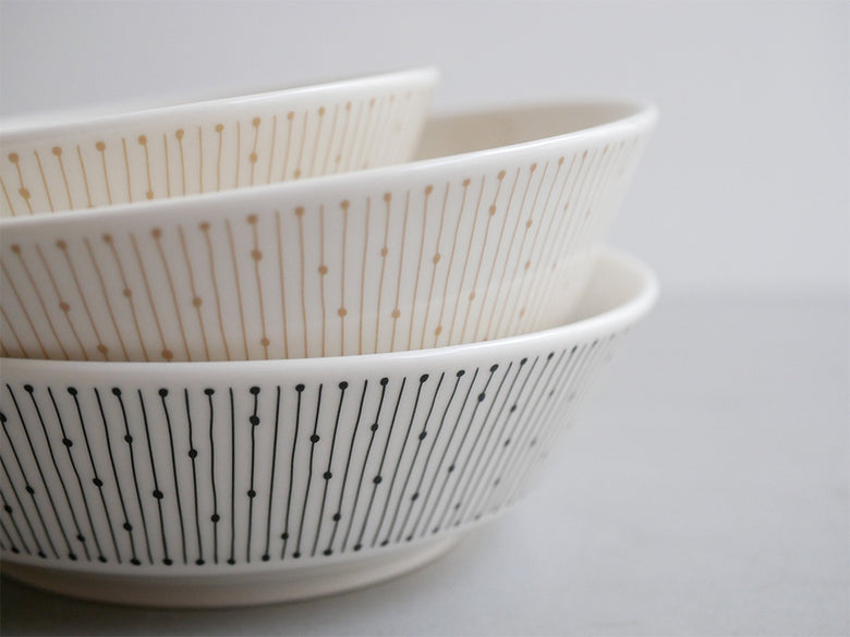 アラビアのマイニオボウル、ベージュ色の磁器製ボウルが異なるサイズで並んでいる