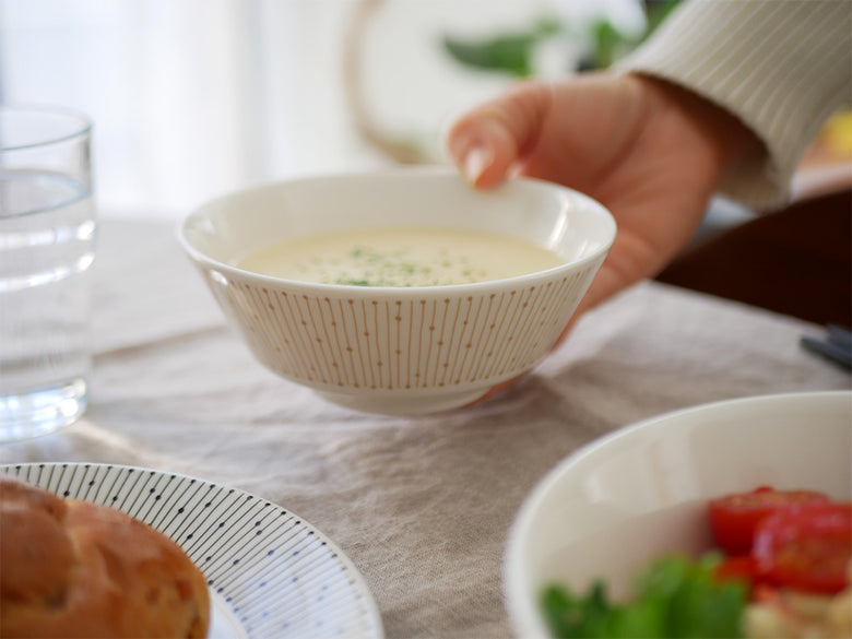 ルーマニア製のアラビアマイニオボウル。ベージュ色の磁器製で、150周年記念の特別バックスタンプが入った13cmと17cmのサイズが揃った食器セット。電子レンジや食洗機、オーブンに対応可能。