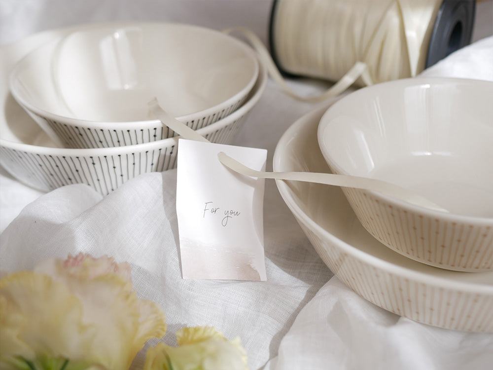 アラビア製のベージュ色磁器マイニオボウル。150周年記念の特別バックスタンプが入っています。