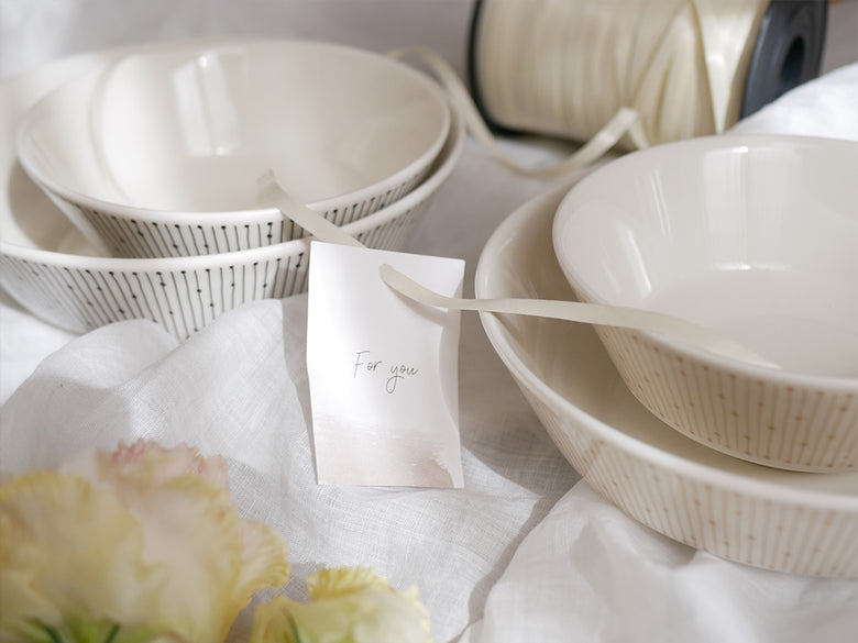 アラビア製のベージュ色磁器マイニオボウル。150周年記念の特別バックスタンプが入っています。