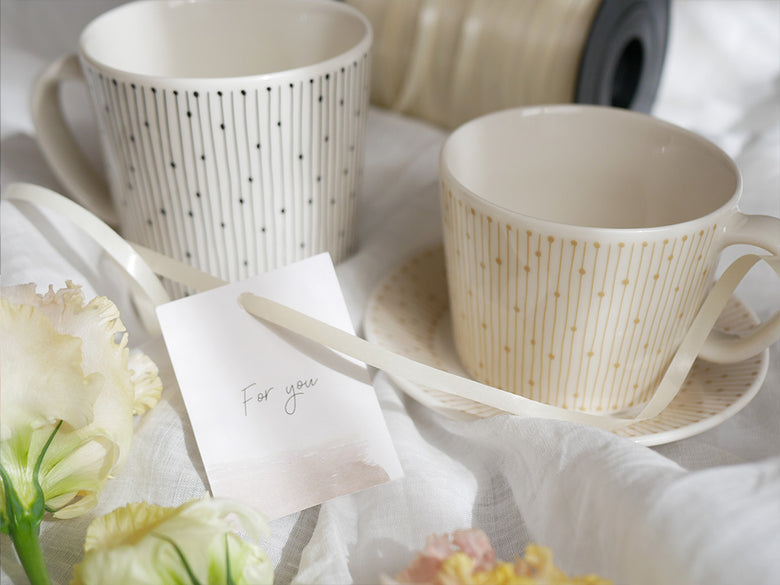 アラビア マイニオ カップ＆ソーサー／マグの磁器製セット。ベージュ色で150周年記念のバックスタンプ入り。