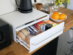 ピュアホワイトのスチール製【UtaU】カウンタードロワーがキッチンカウンターに設置されている様子