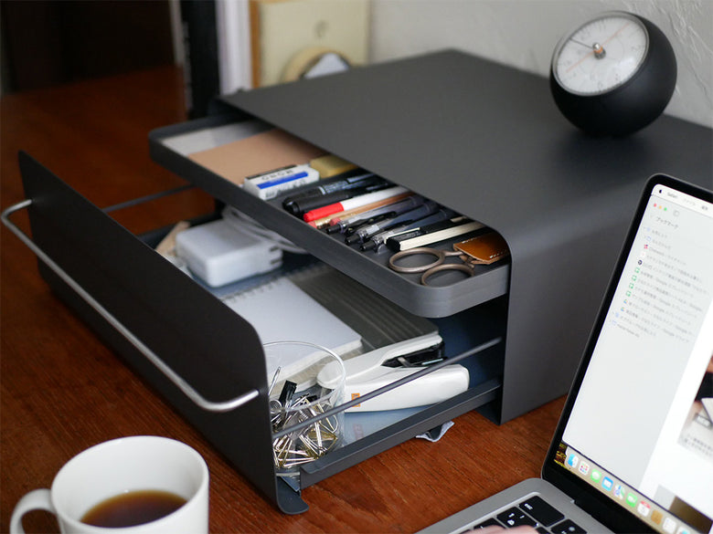 ビーワースタイルのウタウカウンタードロワー、ピュアホワイト色。スチール製でステンレススチールの取っ手が付いたオフィス用収納家具。複数の棚と引き出しが備わり、電子機器などの整理に最適なデザイン。