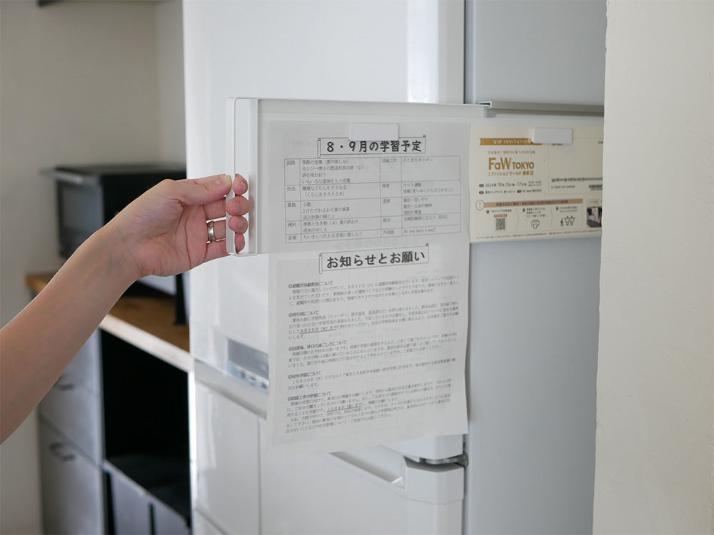 マグネットで冷蔵庫横に簡単取り付け可能なスライド式スチールパネル。オフィス用品を収納できるシェルフとキャビネットを備えた展示ボード。