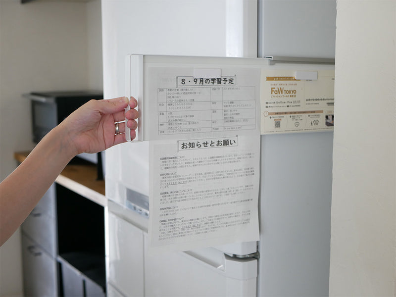 マグネットで冷蔵庫横に簡単取り付け可能なスライド式スチールパネル。オフィス用品を収納できるシェルフとキャビネットを備えた展示ボード。