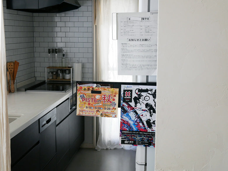 【tower/タワー】冷蔵庫横に簡単取り付け可能なマグネット式スライドスチールパネル。アルミニウムベースと粉体塗装スチールパネルでデッドスペースをスタイリッシュに隠します。