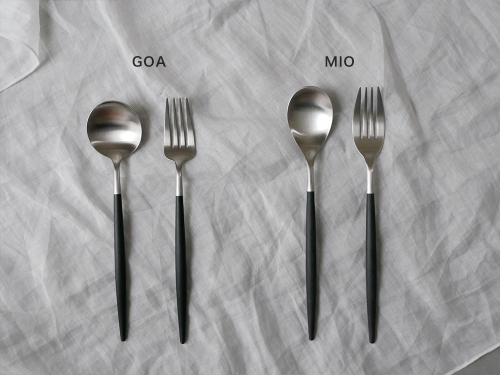 クチポールのMIOブラックシルバーカトラリー4本セットがテーブル上に美しく並べられている様子
