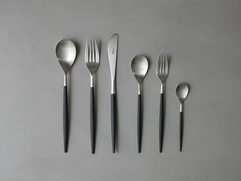 クチポールのMIO ブラックシルバー カトラリーセット、ディナーフォークとスプーンが並んだキッチン用品の写真