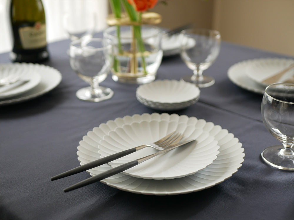 MIO カトラリーのフォーク、スプーン、ナイフがテーブルクロスの上に整然と配置されたディナーセット