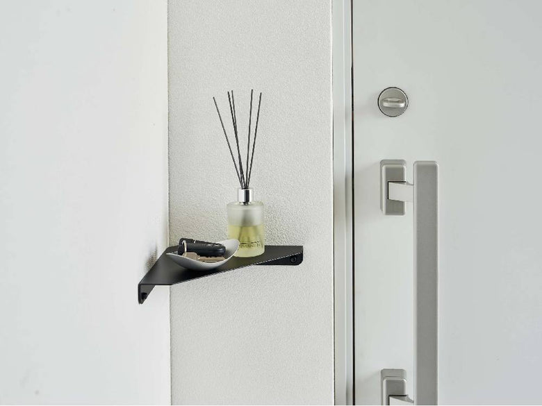 スチール製のタワー【tower】石こうボード対応コーナーシェルフを石こうボードの壁面に取り付けた様子。サイズは幅22cm×奥行22cm×高さ33cm、耐荷重約3kg。