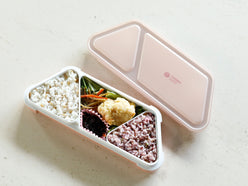 シービージャパンの抗菌フードマン薄型おにぎり弁当箱に入ったおにぎりとおかず