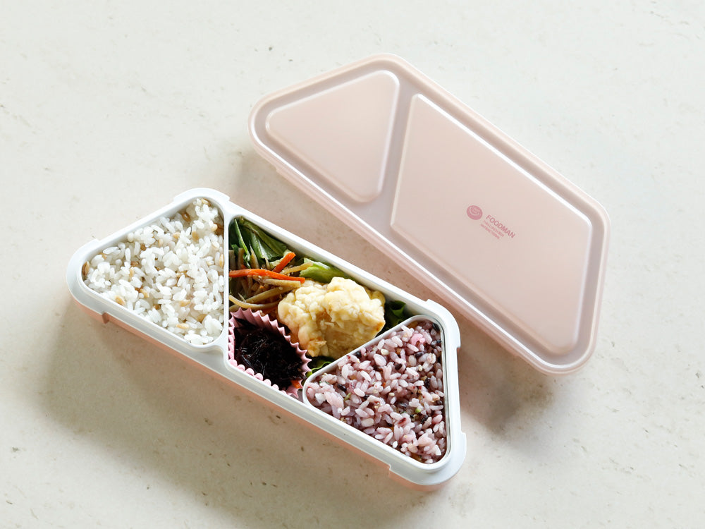 シービージャパンの抗菌フードマン薄型おにぎり弁当箱に入ったおにぎりとおかず
