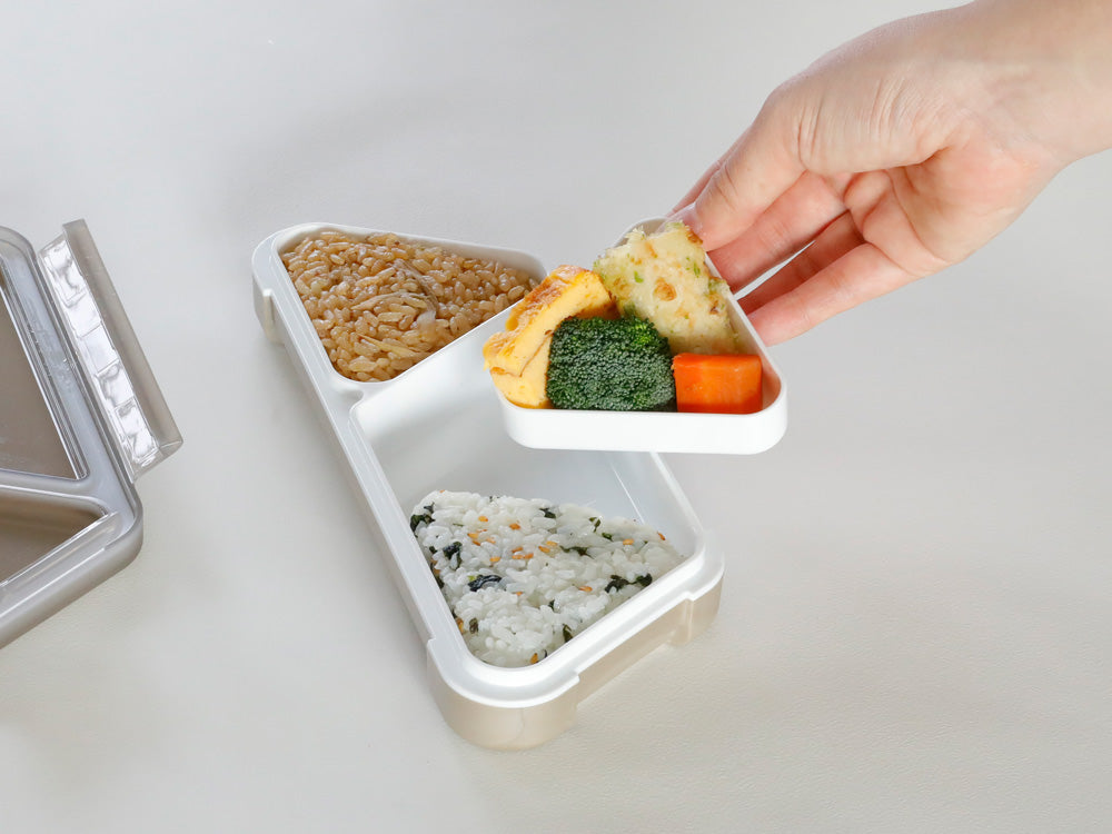 シービージャパンの抗菌薄型おにぎり用弁当箱。グレーとテラコッタの2色展開