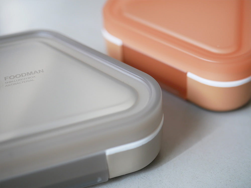 シービージャパンの抗菌フードマンおにぎり用薄型弁当箱。グレーのプラスチック製で蓋付き。