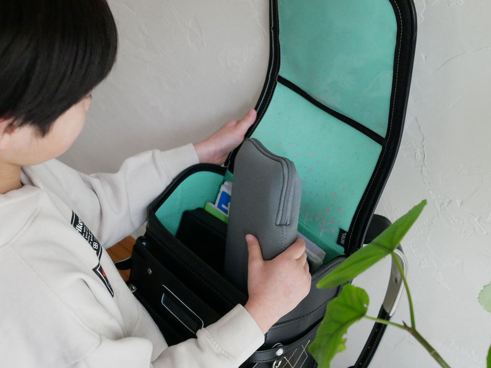 CB JAPAN シービージャパンの薄型抗菌弁当箱におにぎりが入っている様子