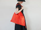 オレンジ色の大容量撥水ショルダーバッグ