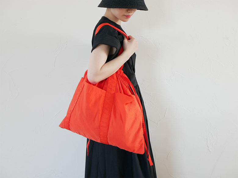 オレンジ色の大容量撥水ショルダーバッグ