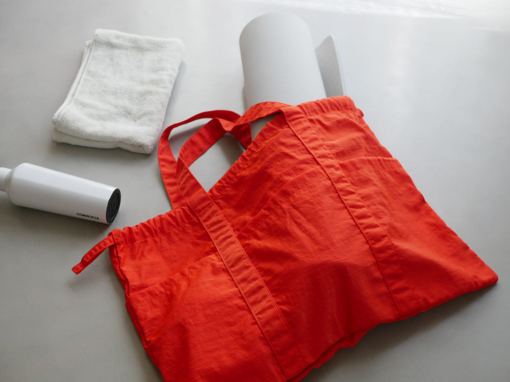 オレンジ色の撥水ショルダートートバッグ