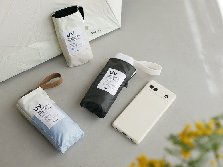 スマホサイズの折りたたみ傘【Wpc./ダブリュピーシー】。黒色のPUコーティング生地を使用し、完全遮光とUVカット機能を備えたコンパクトで軽量なデザイン