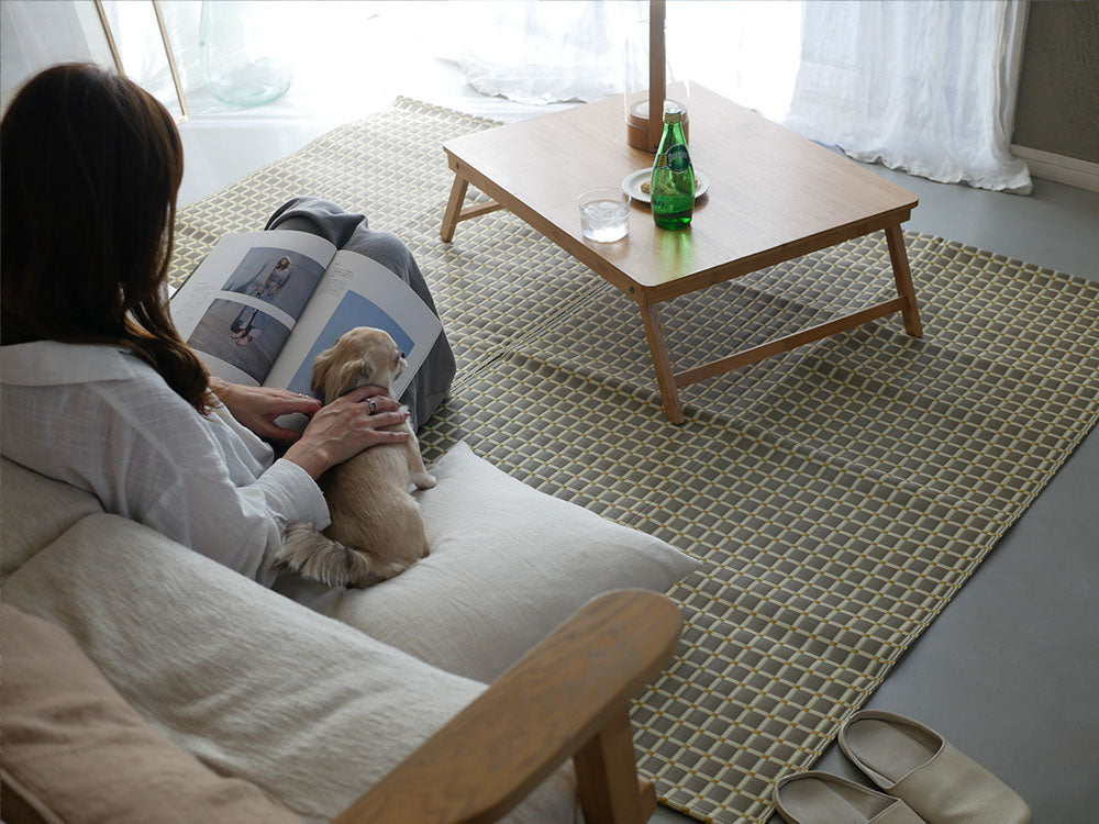 リビングルームの木目調フローリングに敷かれたシセイの洗える畳風レジャーマット