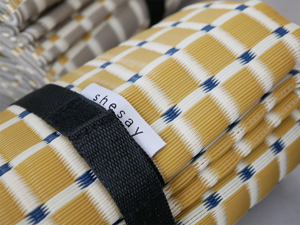 黄色のチェック柄が施された洗える畳風レジャーマット