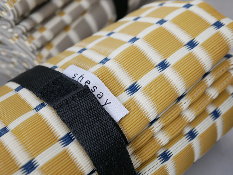 黄色のチェック柄が施された洗える畳風レジャーマット