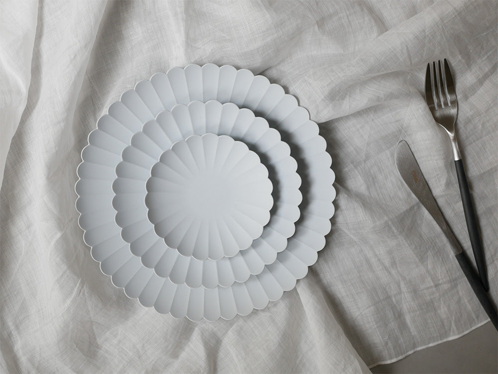 1616/arita japan TY Palace Plateの異なるサイズの陶石製プレートとフォークが並んだテーブルセッティング