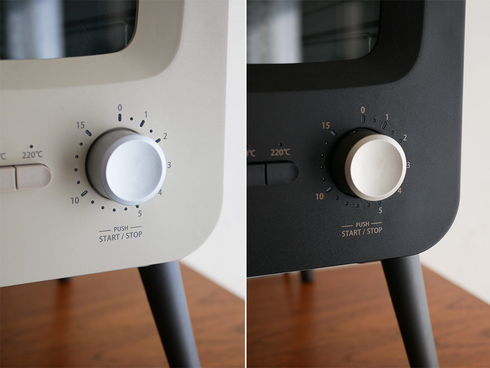 レコルトのスライドラックトースターが木目調のキッチンインテリアとともに配置されている写真