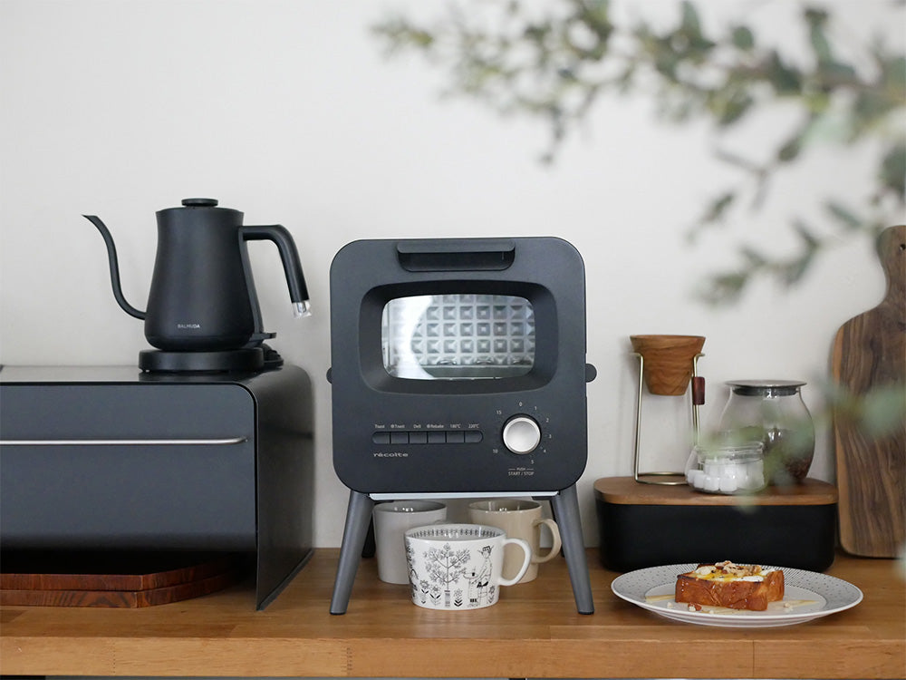 レコルトのクリームホワイトスライドラックトースター。ステンレスとガラスを使用したデザイン性の高い家庭用キッチン家電