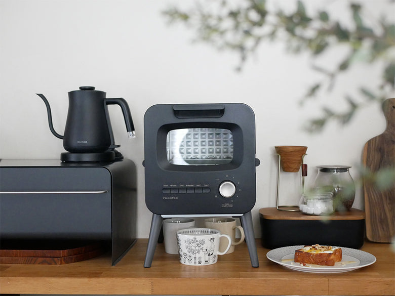 レコルトのクリームホワイトスライドラックトースター。ステンレスとガラスを使用したデザイン性の高い家庭用キッチン家電