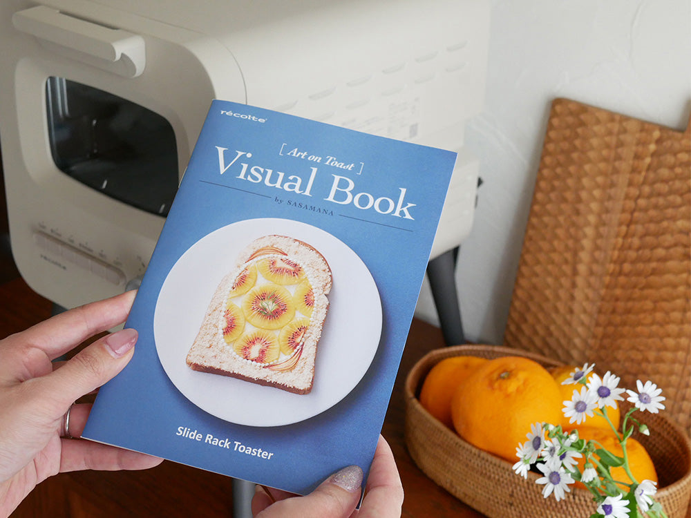 レコルトのスライドラックトースター本体とスライドラック、トレイ、パンくずトレイなどの付属品が並べられたセット写真