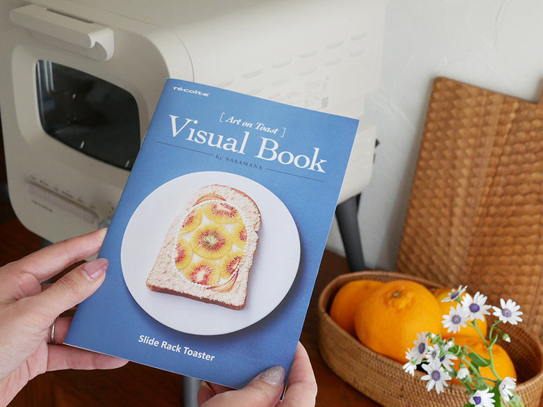 レコルトのスライドラックトースター本体とスライドラック、トレイ、パンくずトレイなどの付属品が並べられたセット写真