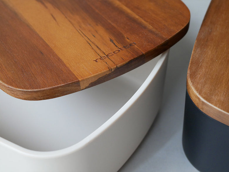 レコルト製アカシア木蓋付きブレッドケースがキッチンの棚に置かれている様子