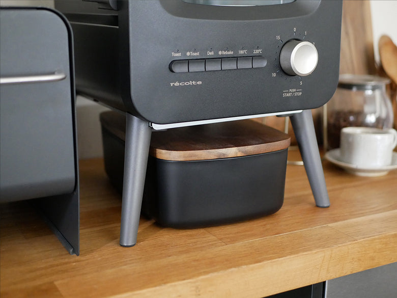 レコルトのクリームホワイトとブラックのブレッドケース、ABS樹脂製本体とアカシア木製フタを使用したデザイン性高いキッチン用収納ケース