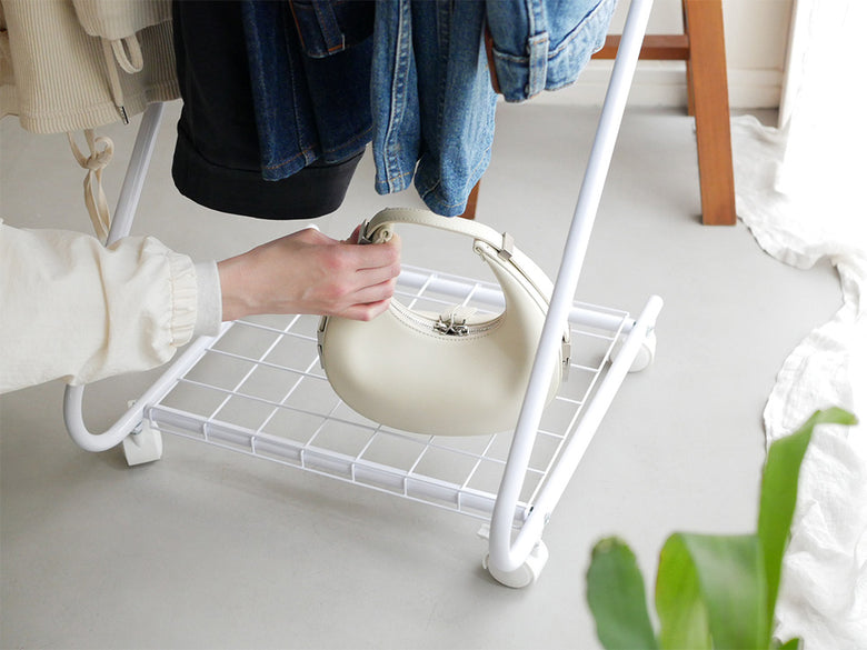 ビーワースセレクション スラックスハンガー highタイプ10本掛けの白色スチール製ハンガーラックが洗濯スペースに設置されている