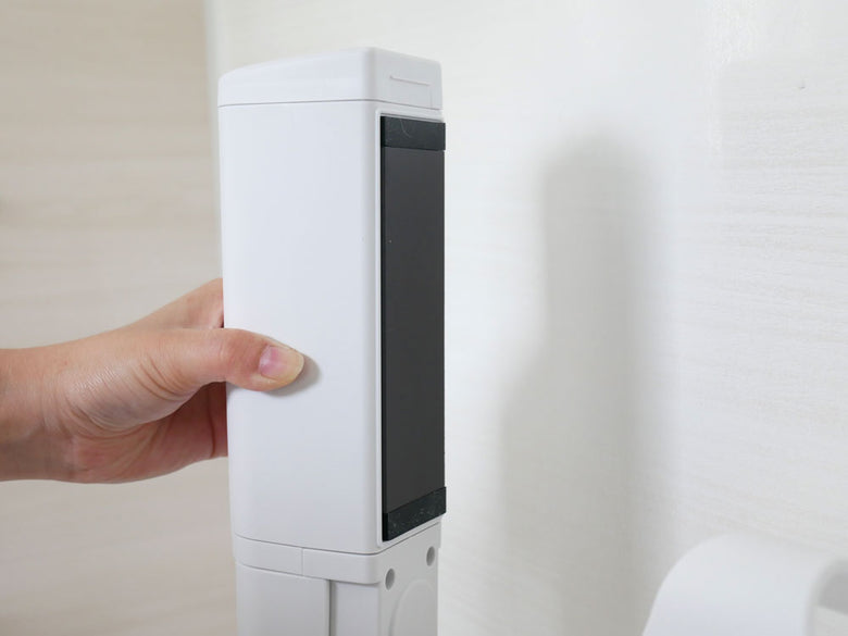 リッチェルの下から出るマグネットディスペンサーがキッチンの壁に取り付けられている様子